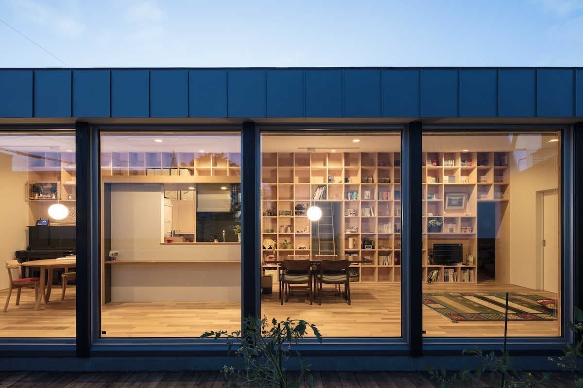 八軒の本棚の家