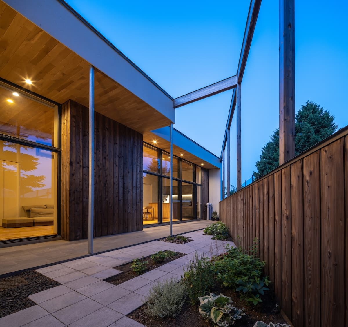 小道の奥のテラスハウス