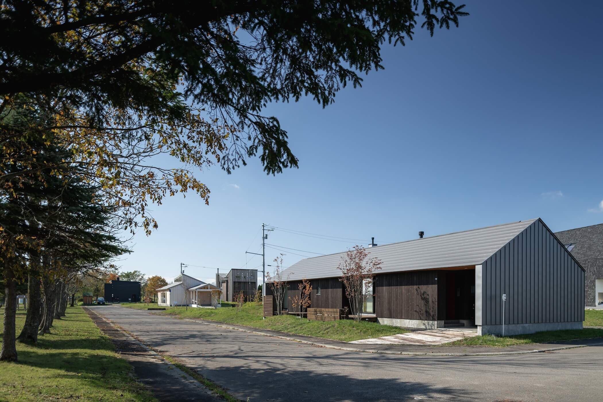 大きな屋根の小さな家