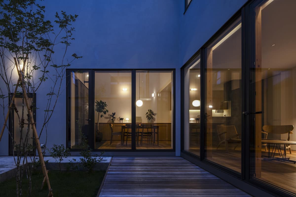 鳥居横の木箱の家